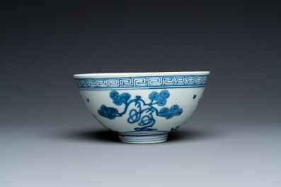 Een Chinese blauw-witte 'Shou' kom, Chang Ming Fu Gui 長命富貴 merk, Jiajing