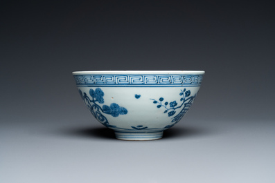 Een Chinese blauw-witte 'Shou' kom, Chang Ming Fu Gui 長命富貴 merk, Jiajing