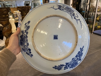 Een grote Chinese blauw-witte 'Bleu de Hue' schotel voor de Vietnamese markt, Shi De Ding Zhi 世德定製 merk, 19e eeuw