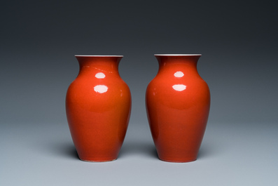 Paire de vases en porcelaine de Chine en rouge de corail monochrome, 18/19&egrave;me