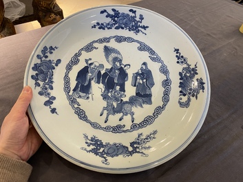 Een grote Chinese blauw-witte 'Bleu de Hue' schotel voor de Vietnamese markt, Shi De Ding Zhi 世德定製 merk, 19e eeuw