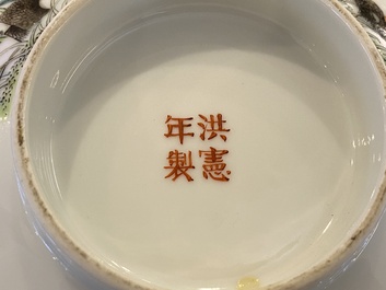 Twee Chinese famille rose kommen met perziken en eksters, Xuantong merken maar wellicht Republiek