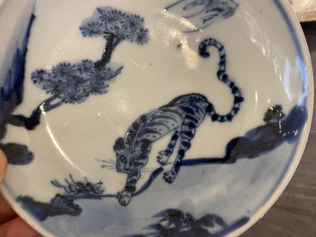 Een Chinees blauw-wit ko-sometsuke 'tijger' bord voor de Japanse markt, Tianqi/Chongzhen