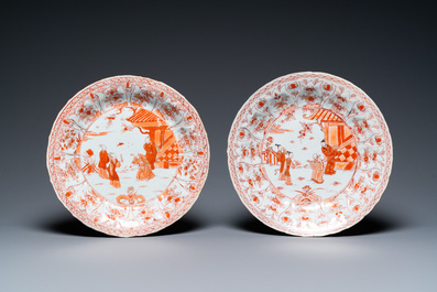 Deux plats en forme de lotus en porcelaine de Chine en rouge de fer et dor&eacute;, Kangxi