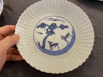 Coupe en forme de chrysanth&egrave;me en porcelaine de Chine en bleu et blanc &agrave; d&eacute;cor de deux cerfs pour le march&eacute; japonais, Tianqi/Chongzhen