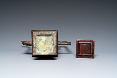 Verseuse en bronze dor&eacute; &agrave; d&eacute;cor grav&eacute;, Chine, 19&egrave;me