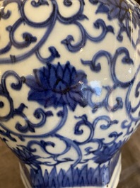 Vase couvert de forme hexagonale en porcelaine de Chine en bleu et blanc &agrave; d&eacute;cor de rinceaux de lotus, Wanli