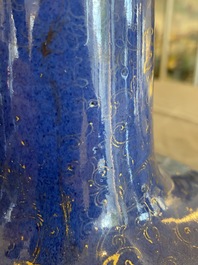 Vase de forme bouteille en porcelaine de Chine bleu poudr&eacute; &agrave; d&eacute;cor dor&eacute;, marque de Kangxi mais probablement post&eacute;rieur