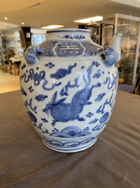 Verseuse en porcelaine de Chine en bleu et blanc &agrave; d&eacute;cor d'animaux mythiques, Wanli