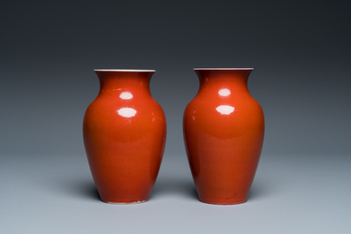 Paire de vases en porcelaine de Chine en rouge de corail monochrome, 18/19&egrave;me