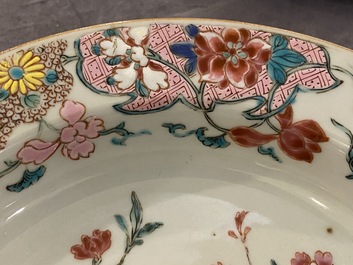 Een Chinees famille verte 'antiquiteiten bord en een famille rose 'bloemenmand' bord, Kangxi en Qianlong