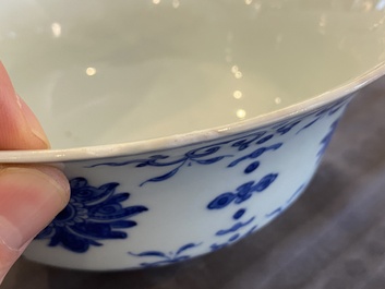 Bol en porcelaine de Chine en bleu et blanc &agrave; d&eacute;cor de lotus, marque et &eacute;poque de Qianlong