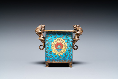 Een Chinese cloisonn&eacute; wierookbrander met chilong handgrepen, late Ming of vroege Qing