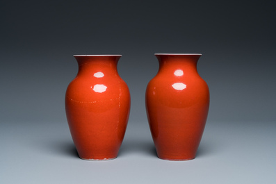 Paire de vases en porcelaine de Chine en rouge de corail monochrome, 18/19&egrave;me