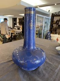 Een Chinese poederblauwe flesvormige vaas met verguld decor, Kangxi merk maar wellicht later