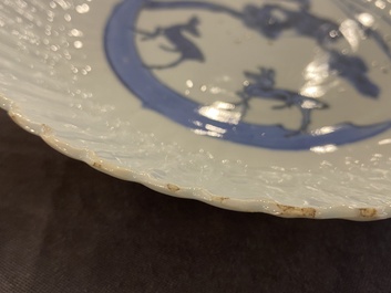Een Chinees blauw-wit chrysantvormig ko-sometsuke 'twee herten' bord voor de Japanse markt, Tianqi/Chongzhen
