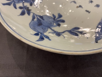 Coupe en porcelaine de Chine en bleu et blanc &agrave; d&eacute;cor d'un p&ecirc;cher et d'un po&egrave;me pour le march&eacute; japonais, Chongzhen