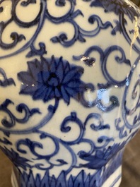 Een Chinese blauw-witte zeshoekige dekselvaas met lotusslingers, Wanli