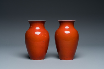Paire de vases en porcelaine de Chine en rouge de corail monochrome, 18/19&egrave;me