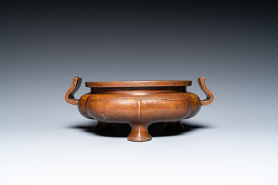 Een Chinese driepotige bronzen wierookbrander in lotusvorm, late Ming of vroege Qing