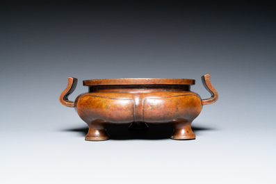 Een Chinese driepotige bronzen wierookbrander in lotusvorm, late Ming of vroege Qing