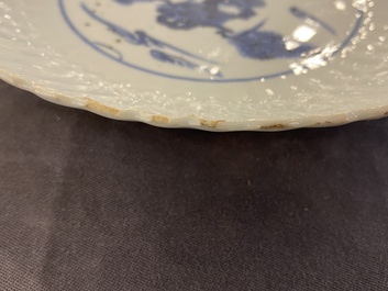 Een Chinees blauw-wit chrysantvormig ko-sometsuke 'twee herten' bord voor de Japanse markt, Tianqi/Chongzhen