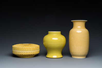 Deux vases et une bo&icirc;te couverte en porcelaine de Chine en jaune monochrome, 19/20&egrave;me