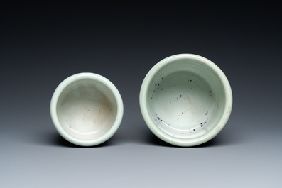 Deux pots &agrave; pinceaux en porcelaine de Chine en c&eacute;ladon &agrave; d&eacute;cor sous l'&eacute;mail, 19&egrave;me
