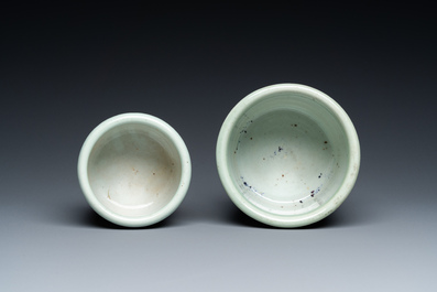 Twee Chinese celadon penselenbekers met onderglazuur decor, 19e eeuw