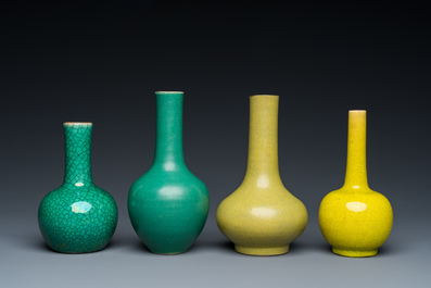 Vier Chinese monochrome gele en groene flesvormige vaasjes, 19/20e eeuw