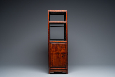 Petit cabinet en bois partiellement ajour&eacute; mont&eacute; de plaques de marbre, Chine, 19&egrave;me