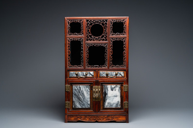 Een klein Chinees opengewerkt houten kastje met marmeren inzetten, 19e eeuw