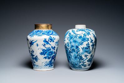 Deux vases en fa&iuml;ence de Delft en bleu et blanc &agrave; d&eacute;cor d'oiseaux parmi des branches fleuries, 18&egrave;me