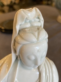 Een Chinese Dehua blanc de Chine sculptuur van Guanyin, He Zhang Yong Yin 何章用印 merk, Kangxi