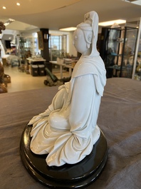 Een Chinese Dehua blanc de Chine sculptuur van Guanyin, He Zhang Yong Yin 何章用印 merk, Kangxi