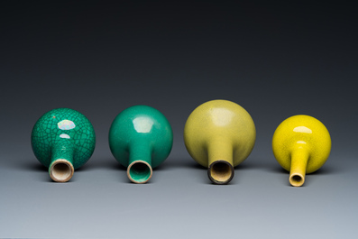 Quatre vases de forme bouteille en porcelaine de Chine en jaune et vert monochrome, 19/20&egrave;me