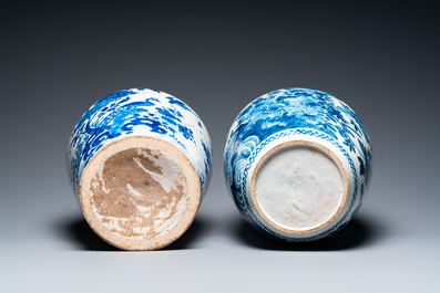 Deux vases en fa&iuml;ence de Delft en bleu et blanc &agrave; d&eacute;cor d'oiseaux parmi des branches fleuries, 18&egrave;me