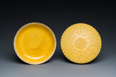 Deux vases et une bo&icirc;te couverte en porcelaine de Chine en jaune monochrome, 19/20&egrave;me