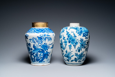 Deux vases en fa&iuml;ence de Delft en bleu et blanc &agrave; d&eacute;cor d'oiseaux parmi des branches fleuries, 18&egrave;me