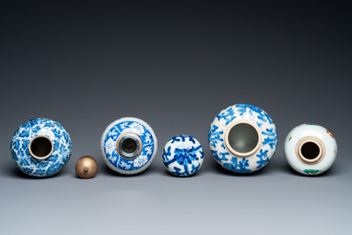 Trois vases en porcelaine de Chine en bleu et blanc et un en famille verte, Kangxi et post&eacute;rieur