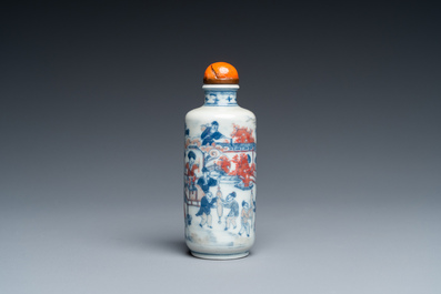 Tabati&egrave;re en porcelaine de Chine en bleu, blanc et rouge de cuivre, 19&egrave;me