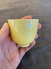 Tasse en porcelaine de Chine en jaune monochrome, marque et &eacute;poque de Kangxi