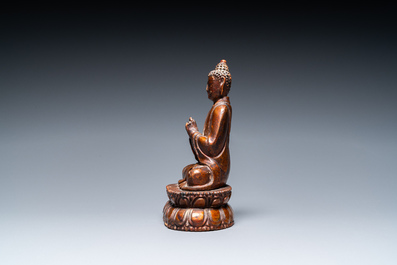 Bouddha Shakyamuni en bois sculpt&eacute; et laqu&eacute;, Chine, 18&egrave;me