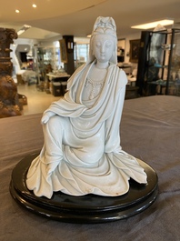 Een Chinese Dehua blanc de Chine sculptuur van Guanyin, He Zhang Yong Yin 何章用印 merk, Kangxi