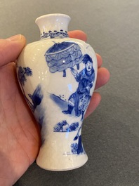 Vase miniature de forme 'meiping' en porcelaine de Chine p&acirc;te tendre en bleu et blanc, Kangxi