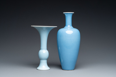 Deux vases en porcelaine de Chine en bleu monochrome, marque de Kangxi et Guangxu, 19/20&egrave;me