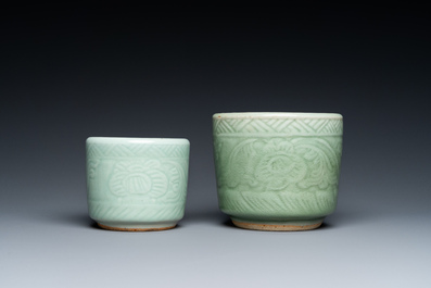 Twee Chinese celadon penselenbekers met onderglazuur decor, 19e eeuw