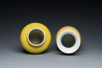 Deux vases et une bo&icirc;te couverte en porcelaine de Chine en jaune monochrome, 19/20&egrave;me