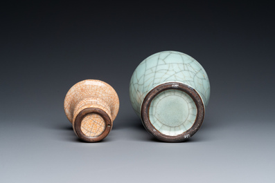 Deux vases en porcelaine de Chine &agrave; &eacute;mail craquel&eacute;, probablement 18&egrave;me