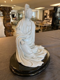 Een Chinese Dehua blanc de Chine sculptuur van Guanyin, He Zhang Yong Yin 何章用印 merk, Kangxi